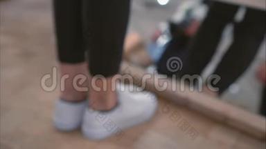 一位年轻女子在镜子附近的商店里试穿白色运动鞋